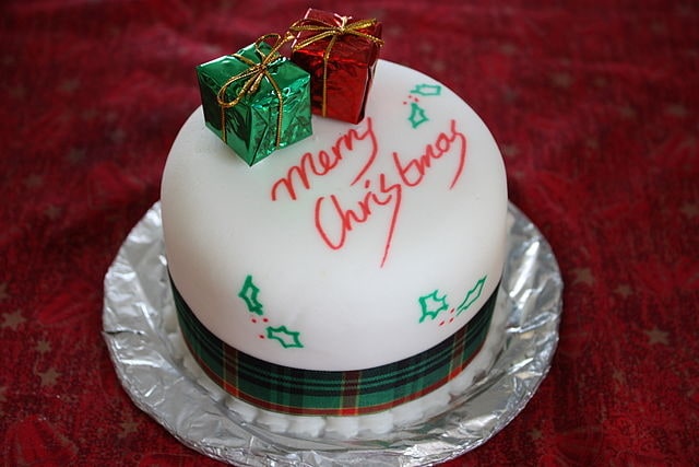 Creamy Christmas Sweet Cake Design